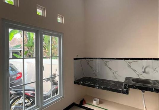 RUMAH MEWAH 2 LANTAI KLASIK MODERN  Strategis Tepi Jalan Aspal di Banguntapan Bantul