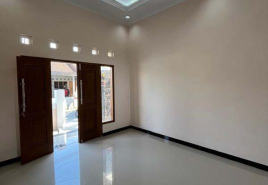 RUMAH MEWAH 2 LANTAI KLASIK MODERN  Strategis Tepi Jalan Aspal di Banguntapan Bantul