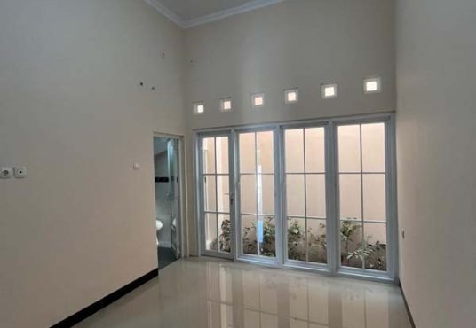 RUMAH MEWAH 2 LANTAI KLASIK MODERN  Strategis Tepi Jalan Aspal di Banguntapan Bantul