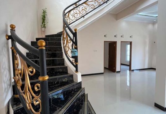 RUMAH MEWAH 2 LANTAI KLASIK MODERN  Strategis Tepi Jalan Aspal di Banguntapan Bantul