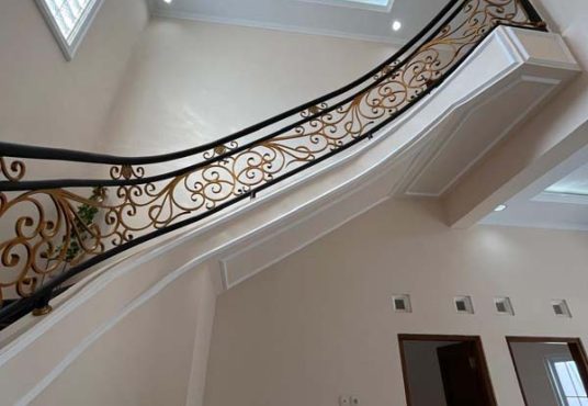 RUMAH MEWAH 2 LANTAI KLASIK MODERN  Strategis Tepi Jalan Aspal di Banguntapan Bantul