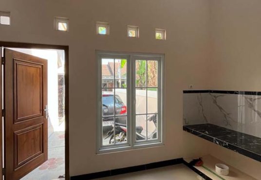 RUMAH MEWAH 2 LANTAI KLASIK MODERN  Strategis Tepi Jalan Aspal di Banguntapan Bantul