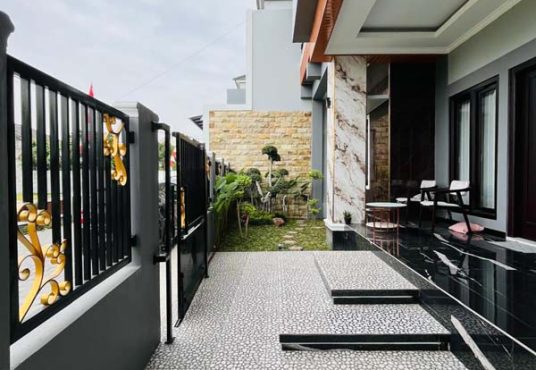 Rumah Mewah 2 Lantai Tanah Luas dengan Kolam Renang Pribadi di Maguwo