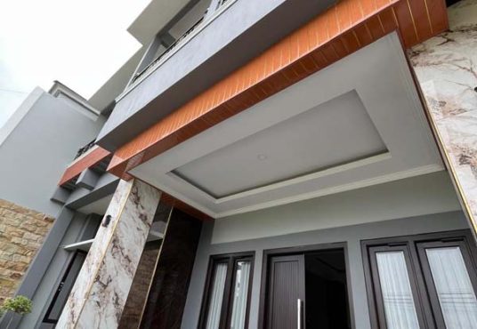 Rumah Mewah 2 Lantai Tanah Luas dengan Kolam Renang Pribadi di Maguwo