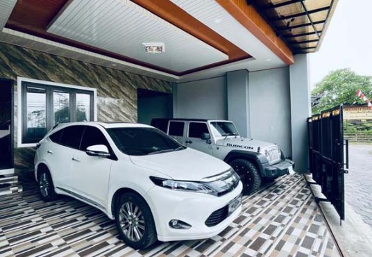 Rumah Mewah 2 Lantai Tanah Luas dengan Kolam Renang Pribadi di Maguwo