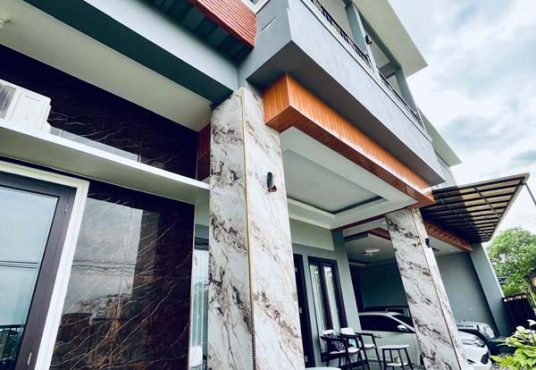 Rumah Mewah 2 Lantai Tanah Luas dengan Kolam Renang Pribadi di Maguwo