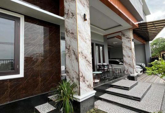 Rumah Mewah 2 Lantai Tanah Luas dengan Kolam Renang Pribadi di Maguwo