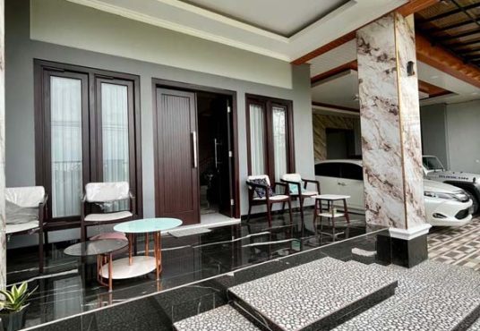 Rumah Mewah 2 Lantai Tanah Luas dengan Kolam Renang Pribadi di Maguwo