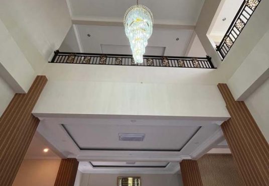 Rumah Mewah 2 Lantai Tanah Luas dengan Kolam Renang Pribadi di Maguwo