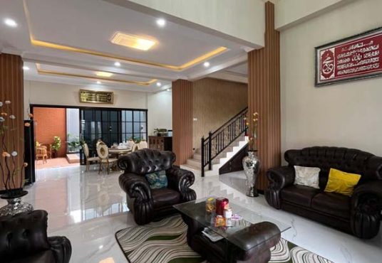 Rumah Mewah 2 Lantai Tanah Luas dengan Kolam Renang Pribadi di Maguwo