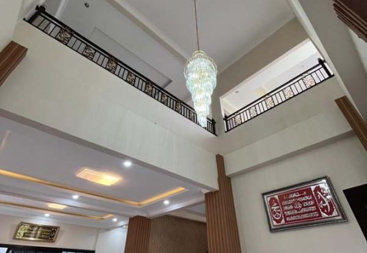 Rumah Mewah 2 Lantai Tanah Luas dengan Kolam Renang Pribadi di Maguwo