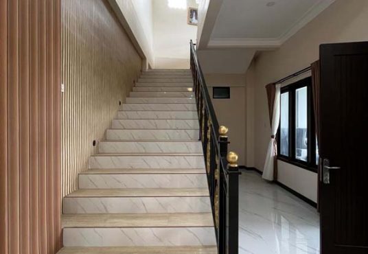 Rumah Mewah 2 Lantai Tanah Luas dengan Kolam Renang Pribadi di Maguwo