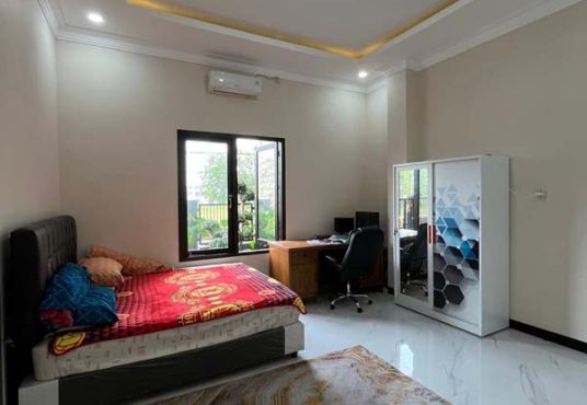 Rumah Mewah 2 Lantai Tanah Luas dengan Kolam Renang Pribadi di Maguwo