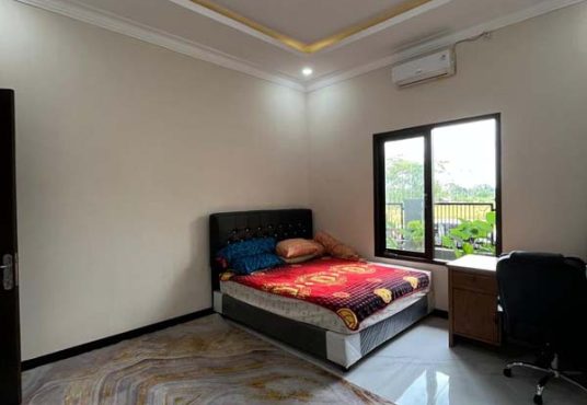 Rumah Mewah 2 Lantai Tanah Luas dengan Kolam Renang Pribadi di Maguwo