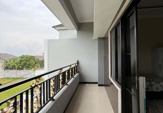 Rumah Mewah 2 Lantai Tanah Luas dengan Kolam Renang Pribadi di Maguwo