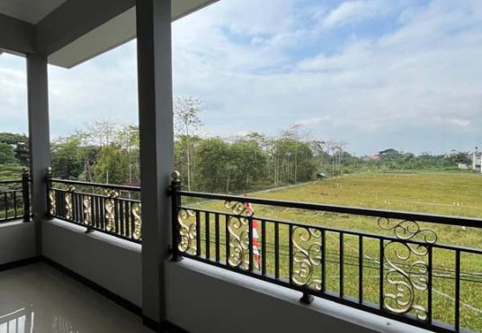 Rumah Mewah 2 Lantai Tanah Luas dengan Kolam Renang Pribadi di Maguwo