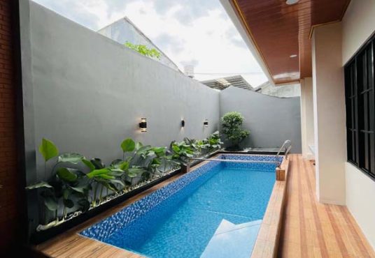 Rumah Mewah 2 Lantai Tanah Luas dengan Kolam Renang Pribadi di Maguwo