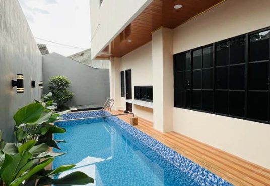 Rumah Mewah 2 Lantai Tanah Luas dengan Kolam Renang Pribadi di Maguwo