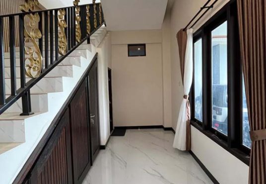 Rumah Mewah 2 Lantai Tanah Luas dengan Kolam Renang Pribadi di Maguwo