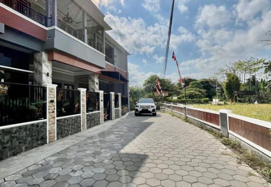 Rumah Mewah 2 Lantai Tanah Luas dengan Kolam Renang Pribadi di Maguwo