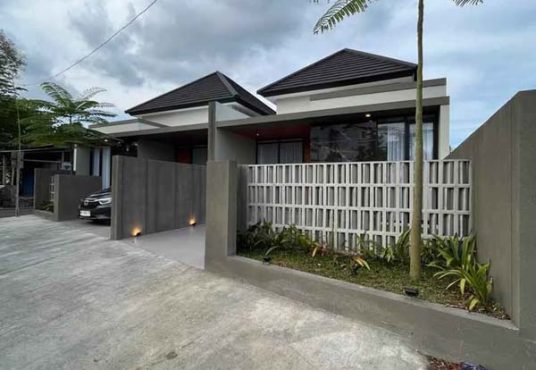 RUMAH CANTIK MODERN KEKINIAN Lokasi strategis di Jalan Kaliurang KM 13 dekat Kampus UII