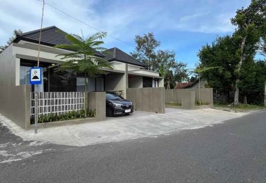 RUMAH CANTIK MODERN KEKINIAN Lokasi strategis di Jalan Kaliurang KM 13 dekat Kampus UII