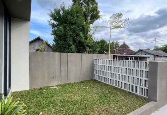 RUMAH CANTIK MODERN KEKINIAN Lokasi strategis di Jalan Kaliurang KM 13 dekat Kampus UII
