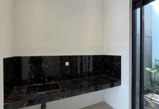 RUMAH CANTIK MODERN KEKINIAN Lokasi strategis di Jalan Kaliurang KM 13 dekat Kampus UII