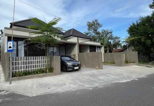 RUMAH CANTIK MODERN KEKINIAN Lokasi strategis di Jalan Kaliurang KM 13 dekat Kampus UII