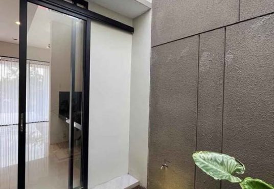 RUMAH CANTIK MODERN KEKINIAN Lokasi strategis di Jalan Kaliurang KM 13 dekat Kampus UII