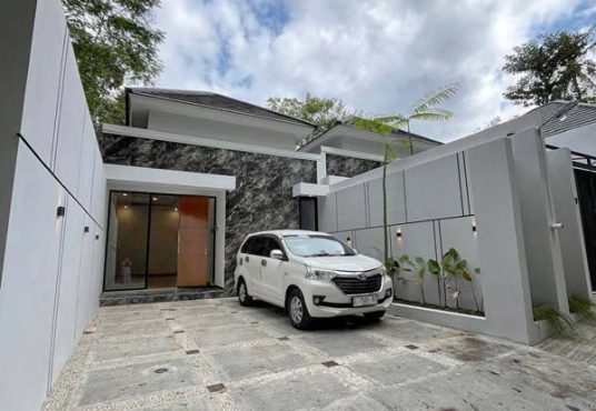Rumah Mewah Limasan Modern Siap Huni Tanah Luas Jakal km 13