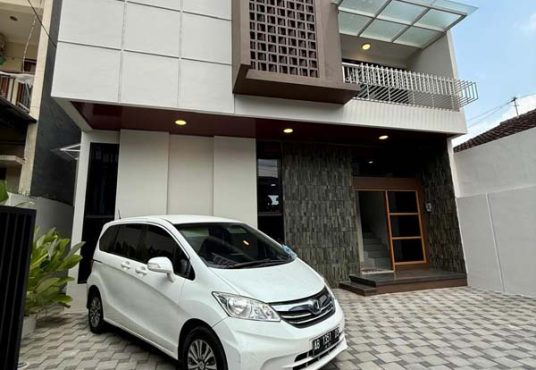 RUMAH MEWAH 2 LANTAI ISTIMEWA DI JALAN PALAGAN DEKAT HOTEL HYATT DAN MONJALI