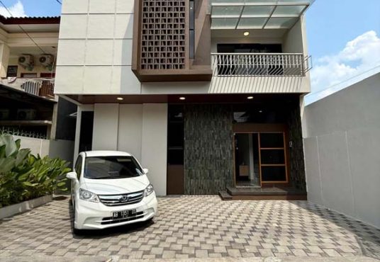 RUMAH MEWAH 2 LANTAI ISTIMEWA DI JALAN PALAGAN DEKAT HOTEL HYATT DAN MONJALI