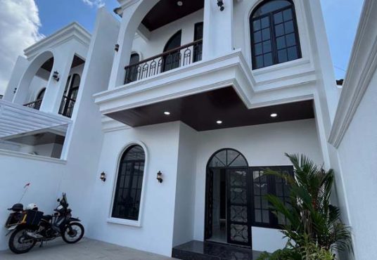 Rumah Mewah Classic 2 lantai dekat Budi Mulia Tajem