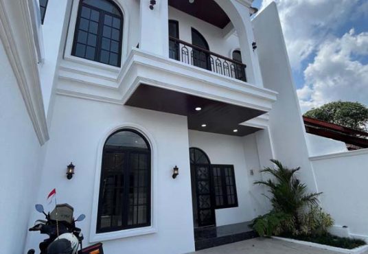 Rumah Mewah Classic 2 lantai dekat Budi Mulia Tajem