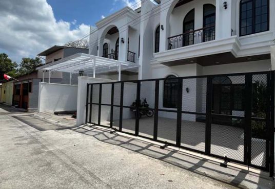 Rumah Mewah Classic 2 lantai dekat Budi Mulia Tajem