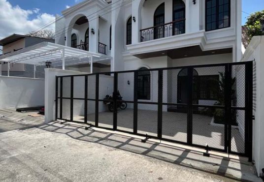 Rumah Mewah Classic 2 lantai dekat Budi Mulia Tajem