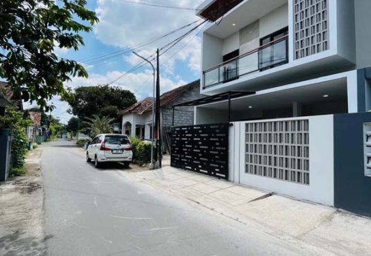 Rumah 2 lantai Siap Huni Jakal km 8 dekat UGM