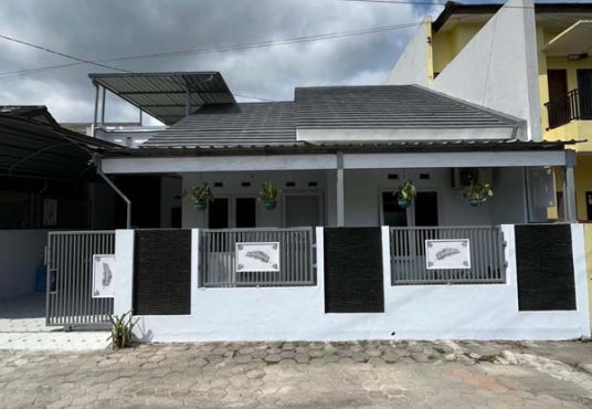 RUMAH CANTIK TERAWAT LIKE NEW JALAN KALIURANG KM 8.5 DEKAT UGM