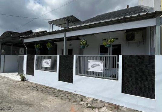 RUMAH CANTIK TERAWAT LIKE NEW JALAN KALIURANG KM 8.5 DEKAT UGM