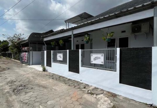 RUMAH CANTIK TERAWAT LIKE NEW JALAN KALIURANG KM 8.5 DEKAT UGM