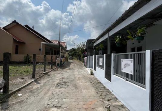 RUMAH CANTIK TERAWAT LIKE NEW JALAN KALIURANG KM 8.5 DEKAT UGM