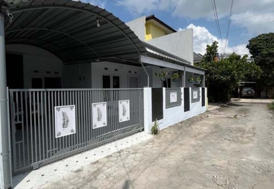 RUMAH CANTIK TERAWAT LIKE NEW JALAN KALIURANG KM 8.5 DEKAT UGM