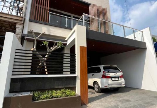 Rumah Mewah 2 Lantai Kontemporer Kolam Renang Jl. Palagan Dekat Kampus UGM