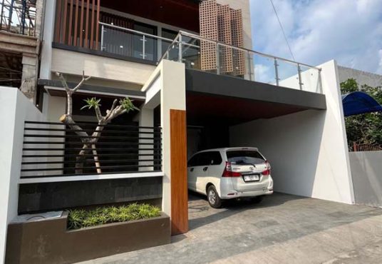 Rumah Mewah 2 Lantai Kontemporer Kolam Renang Jl. Palagan Dekat Kampus UGM