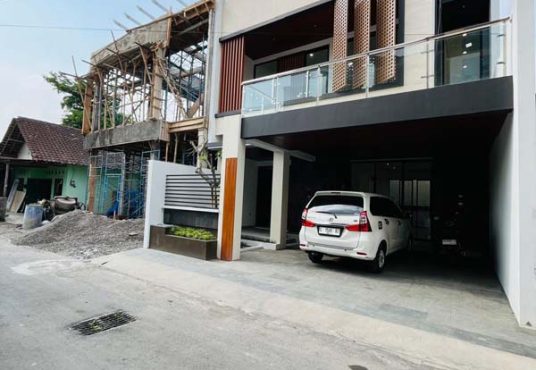 Rumah Mewah 2 Lantai Kontemporer Kolam Renang Jl. Palagan Dekat Kampus UGM