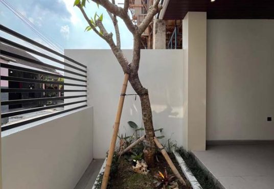 Rumah Mewah 2 Lantai Kontemporer Kolam Renang Jl. Palagan Dekat Kampus UGM