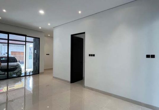 Rumah Mewah 2 Lantai Kontemporer Kolam Renang Jl. Palagan Dekat Kampus UGM