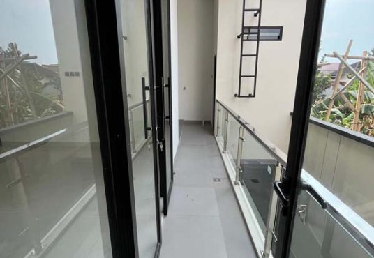 Rumah Mewah 2 Lantai Kontemporer Kolam Renang Jl. Palagan Dekat Kampus UGM