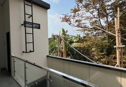 Rumah Mewah 2 Lantai Kontemporer Kolam Renang Jl. Palagan Dekat Kampus UGM